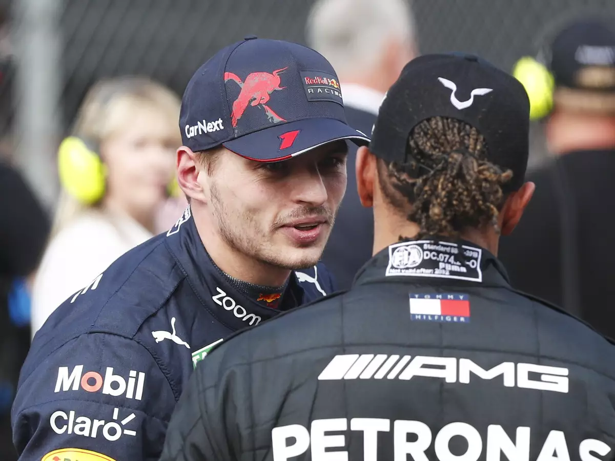 Max Verstappen, Lewis Hamilton Foto zur News: Verstappen: Verstehe, dass Lewis wegen Abu Dhabi 2021 traurig ist