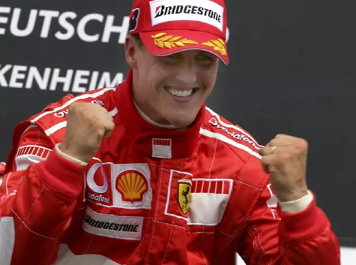 Michael Schumacher jubelt auf dem Podium beim Formel-1-Rennen in Hockenheim 2006 Foto zur News: Video: 10 Formel-1-Rekorde, die Michael Schumacher noch immer hält