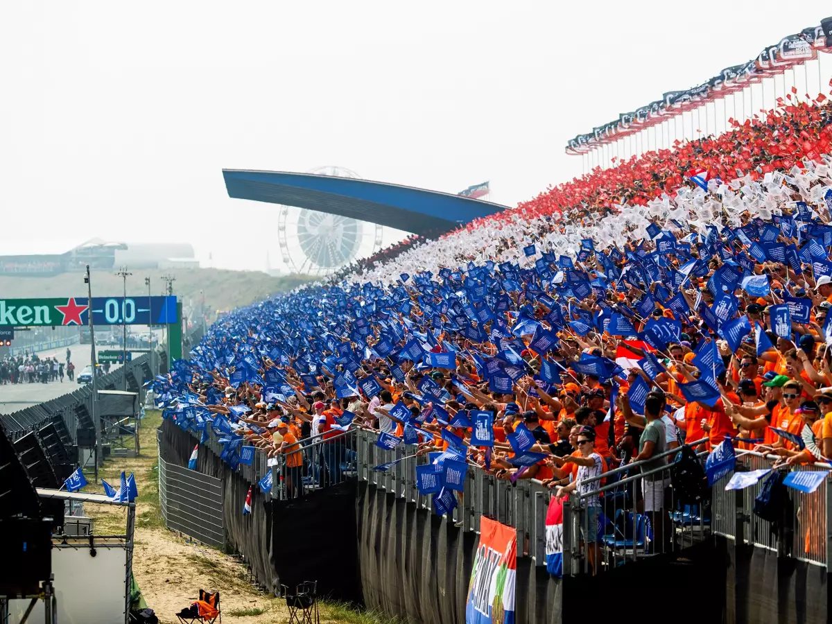 Formel-1-Fans in Zandvoort Foto zur News: Niederlande-GP bleibt: Formel 1 fährt bis Ende 2025 in Zandvoort