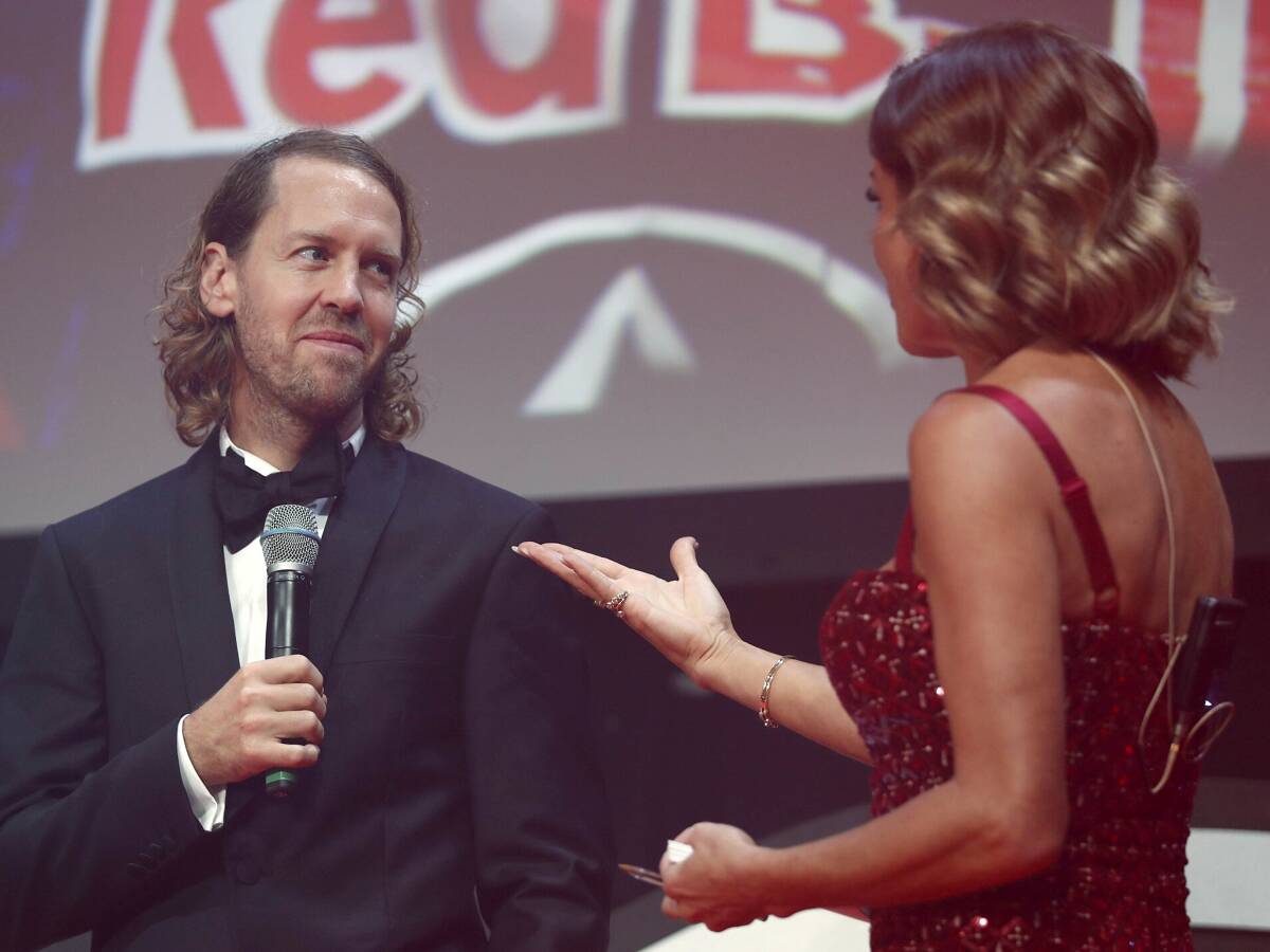 Foto zur News: "Nicht irgendeine Trophäe": So hat sich Vettel von der Bühne verabschiedet