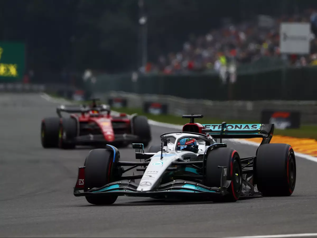 George Russell, Charles Leclerc Foto zur News: Leclerc: Mercedes wird 2023 "definitiv" wieder im F1-Titelkampf sein