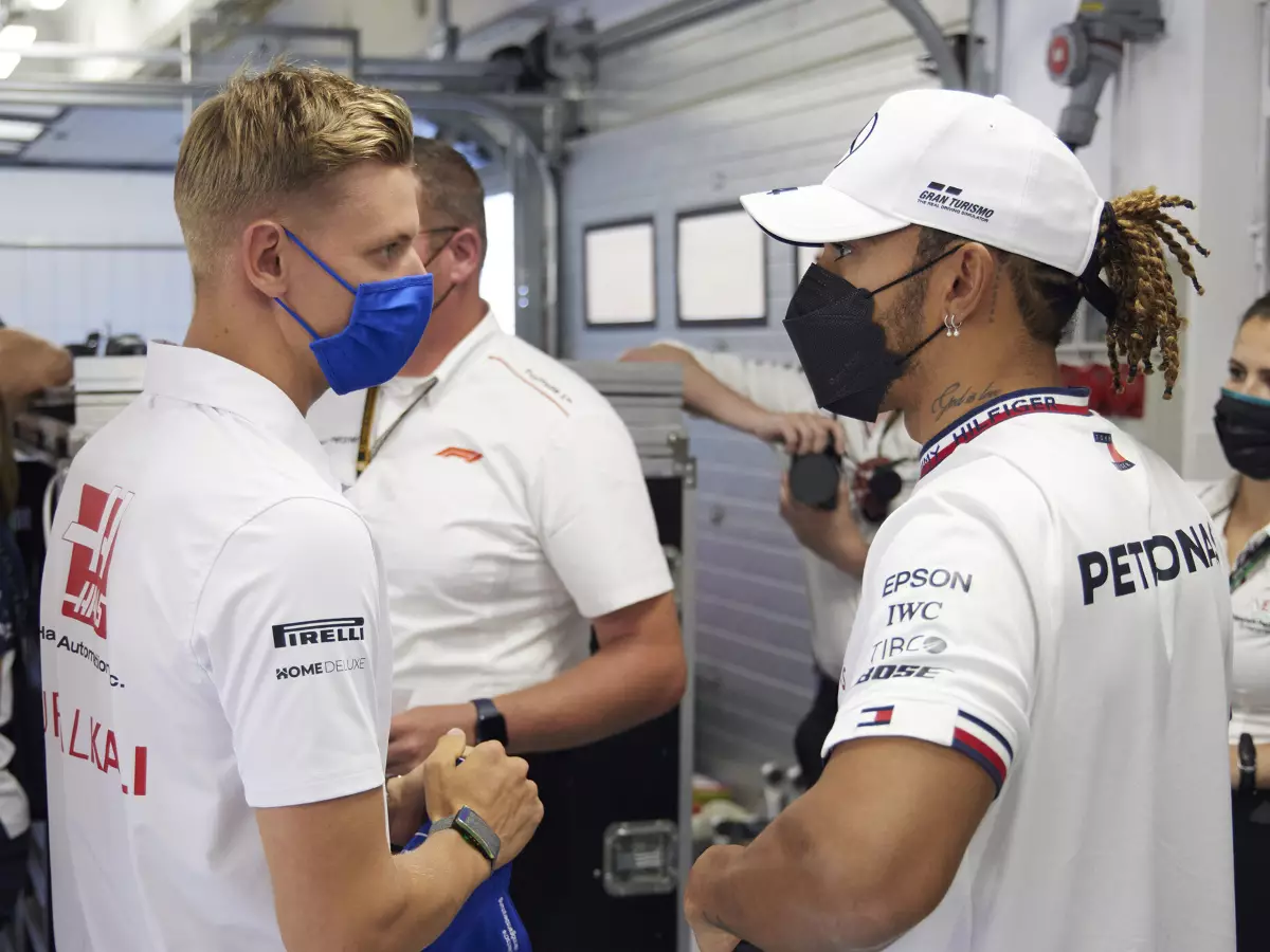 Foto zur News: Lewis Hamilton: Mick Schumacher ist "ein Zugewinn für Mercedes"