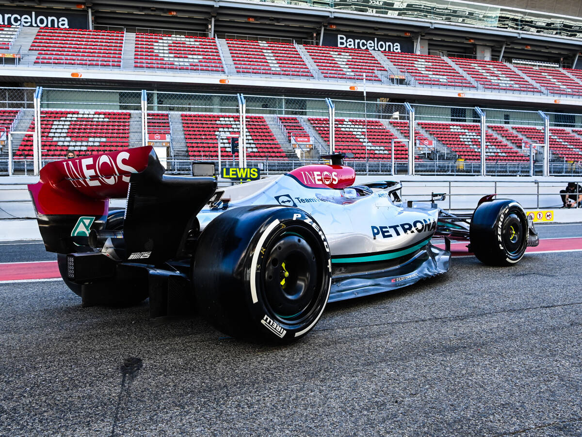 Foto zur News: Als erstes Formel-1-Team: Mercedes feuert neuen W14 für 2023 an