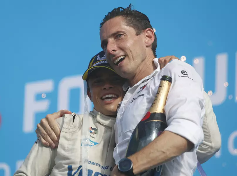 Nyck de Vries und Mercedes-Teamchef Ian James feiern beim Formel-E-Rennen in Berlin Foto zur News: Ex-Teamchef: Nyck de Vries hat den Charakter für Erfolg in der Formel 1