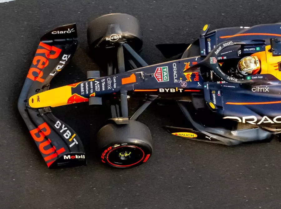 Max Verstappen im Red Bull RB18 Foto zur News: Erklärt: Welcher Formel-1-Fahrer 2024 welche Startnummer nutzt