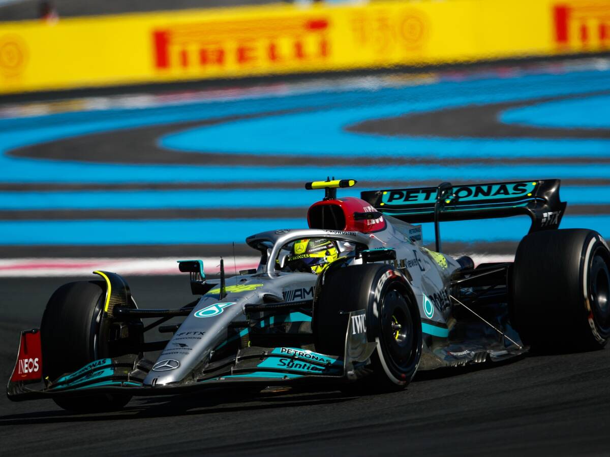 Foto zur News: Mercedes-Duo fährt seine ersten Testkilometer des Jahres für Pirelli