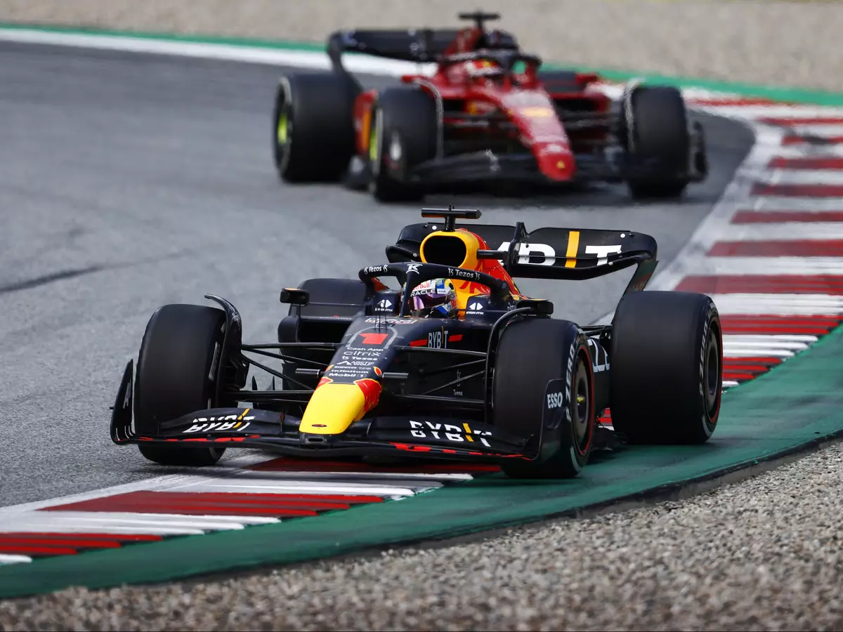 Max Verstappen, Charles Leclerc Foto zur News: Max Verstappen wägt ab: Mercedes oder Ferrari Hauptrivale für 2023?