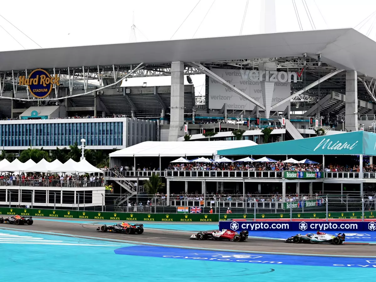 Max Verstappen, Sergio Perez, Valtteri Bottas, Lewis Hamilton Foto zur News: Nachhaltigkeit und 23 F1-Rennen pro Saison: Wie passt das zusammen?