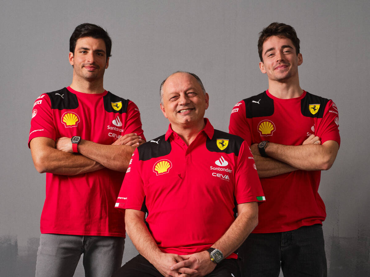 Foto zur News: Leclerc und Sainz erklären: So macht sich der neue Ferrari-Teamchef Vasseur