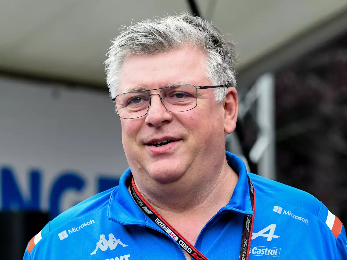 Otmar Szafnauer, Fernando Alonso, Esteban Ocon Foto zur News: Otmar Szafnauer: Alpine 2023 besser aufgestellt als 2022