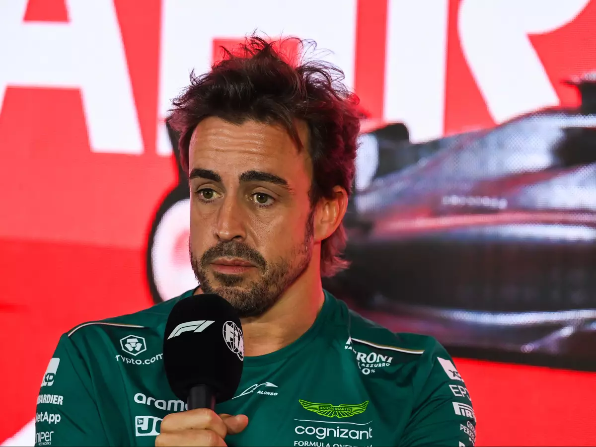 Fernando Alonso Foto zur News: Fernando Alonso: Bin 2022 mit Knochenbrüchen gefahren