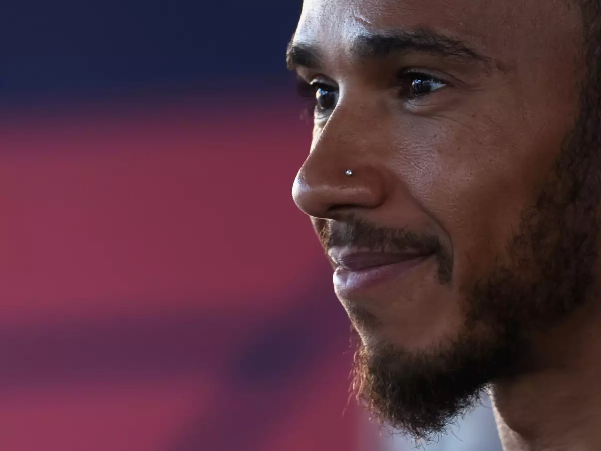 Lewis Hamilton trägt ein Nasenpiercing und darf es auch im Rennauto tragen Foto zur News: Piercings wieder Thema, aber: Keine Strafe gegen Lewis Hamilton