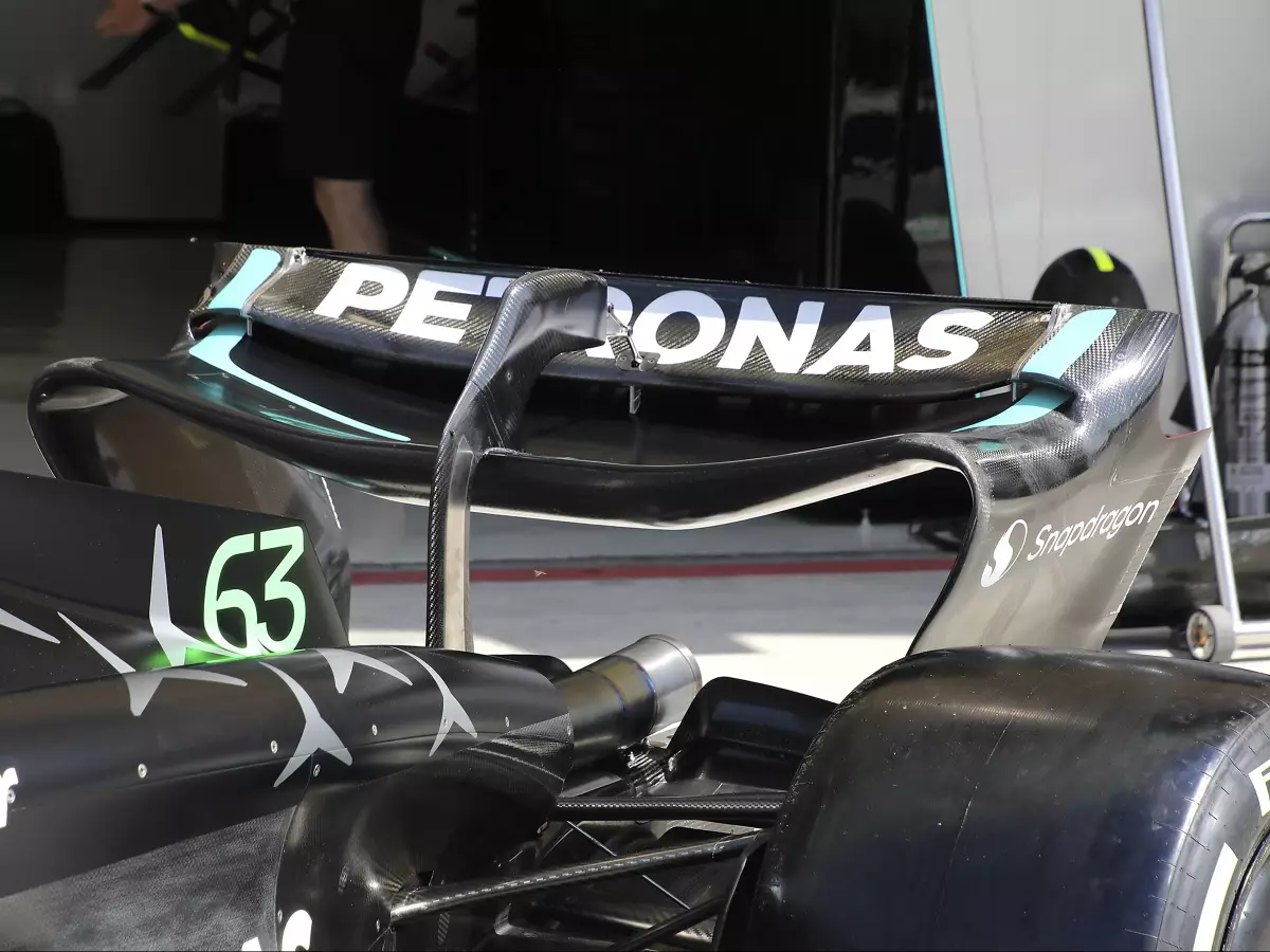 Der Mercedes W14 fuhr das Rennen in Bahrain mit einem neuen Heckflügel Foto zur News: F1-Technik: So wollen Ferrari #AND# Mercedes RBR-Topspeed an den Kragen