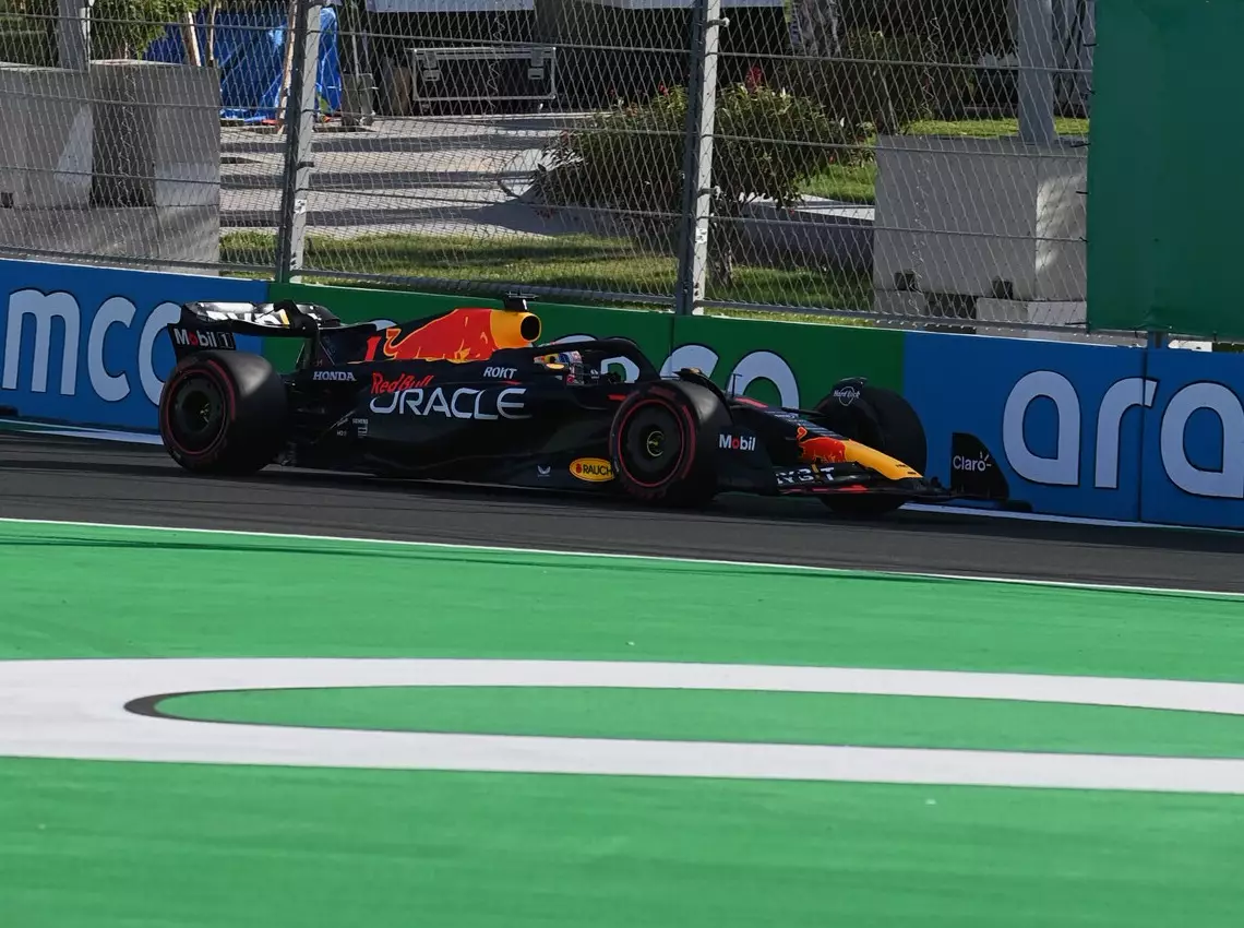 Max Verstappen Foto zur News: F1-Training Saudi-Arabien: Verstappen trotz Problemen überlegen