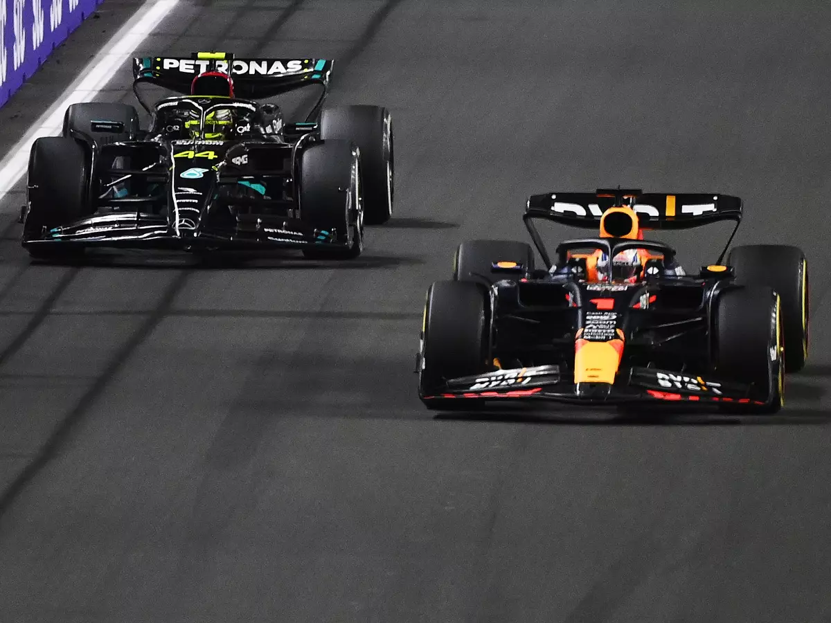 Lewis Hamilton, Max Verstappen Foto zur News: Lewis Hamilton über Red Bull: "Noch nie ein Auto gesehen, das so schnell ist"