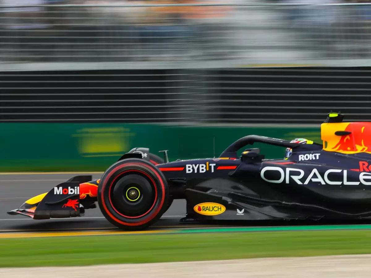 Sergio Perez im Red Bull RB19 im Freitagstraining in Australien 2023 Foto zur News: Red Bull: Warum Verstappen das Set-up von Perez übernehmen soll