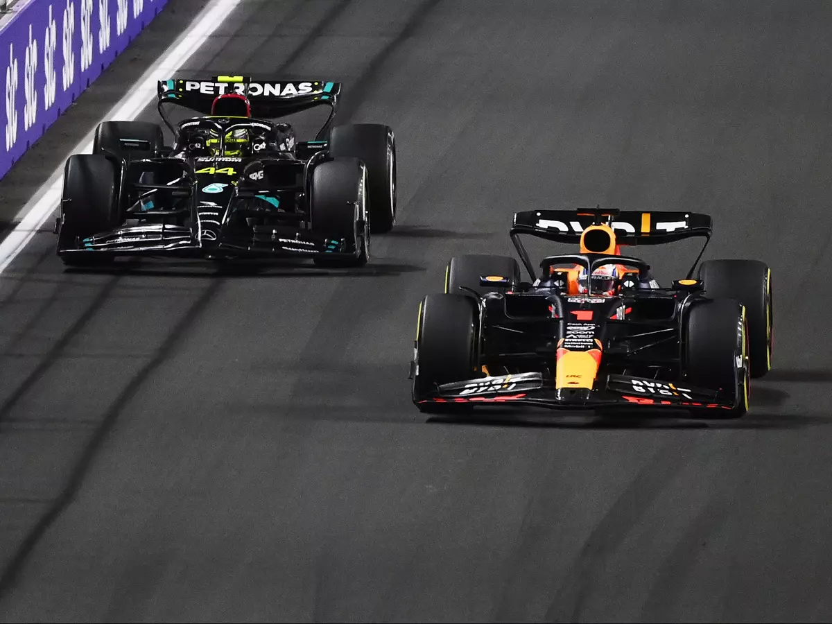 Max Verstappen, Lewis Hamilton Foto zur News: Max Verstappen: Was Lewis Hamilton über den RB19 sagt, "ist nicht wahr"