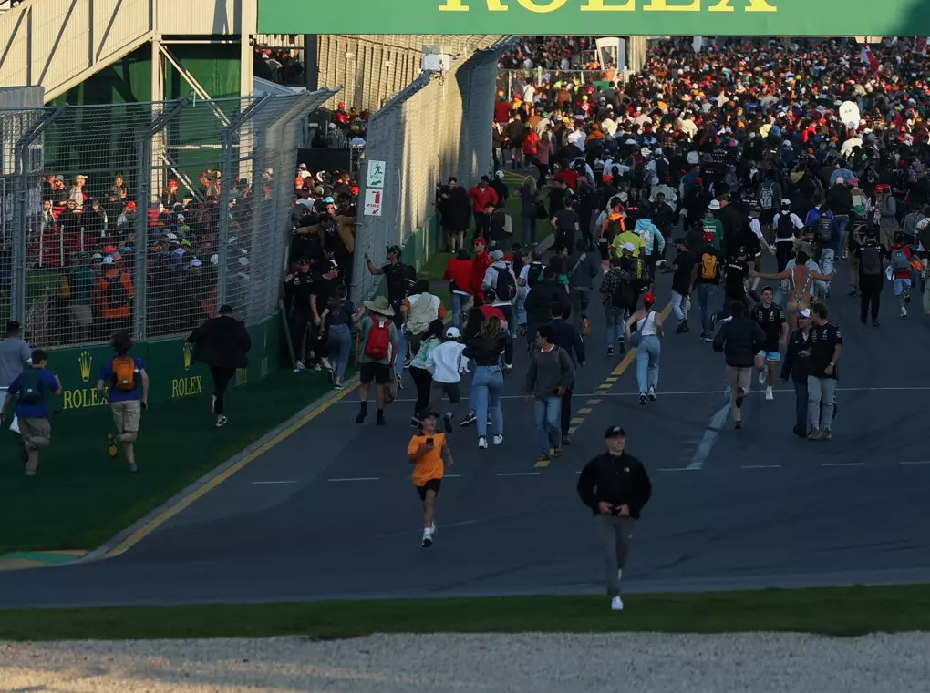 Foto zur News: Sicherheitslücke in Australien: Fans stürmen Rennstrecke