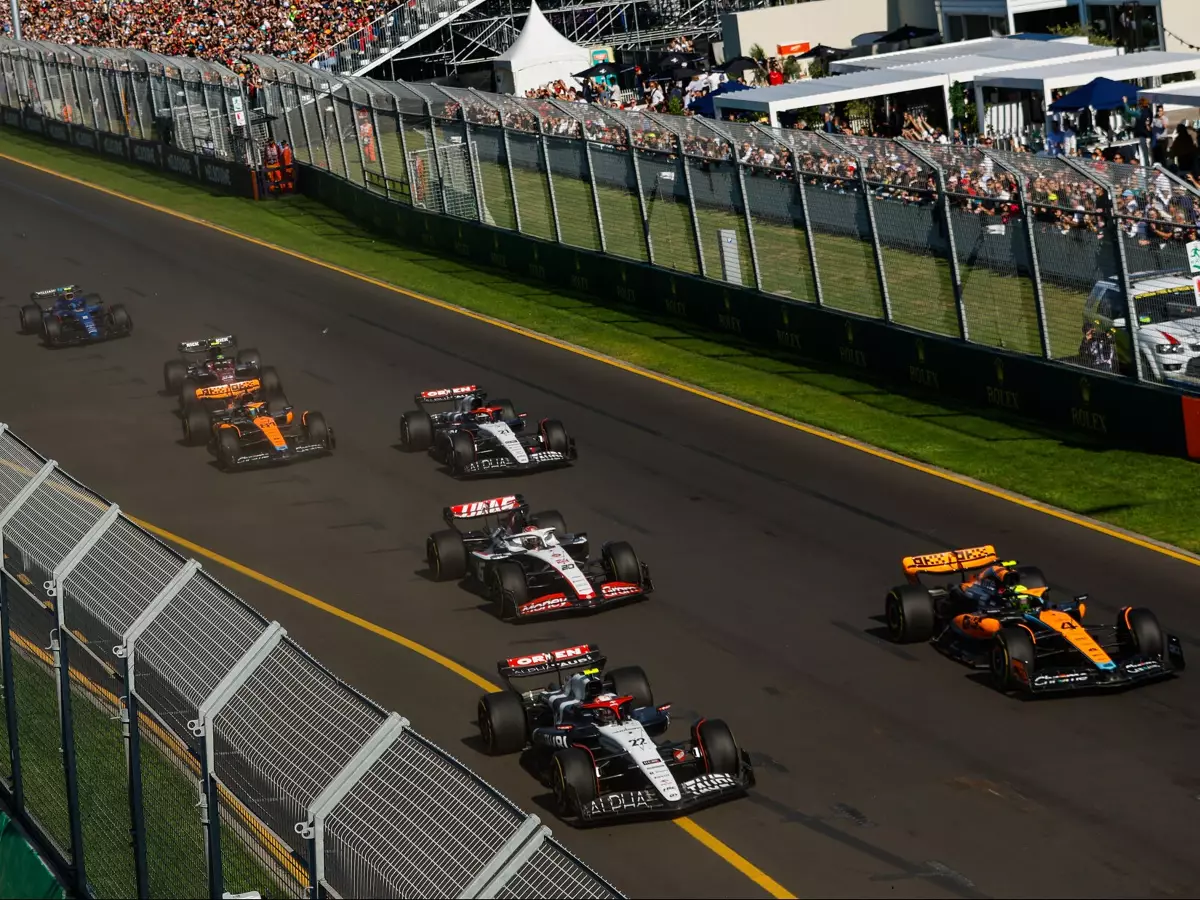 Lando Norris, Yuki Tsunoda, Kevin Magnussen, Nyck de Vries, Oscar Piastri Foto zur News: Knapp am Chaos vorbei: Formel-1-Rennkommissare überprüfen Rotphasen