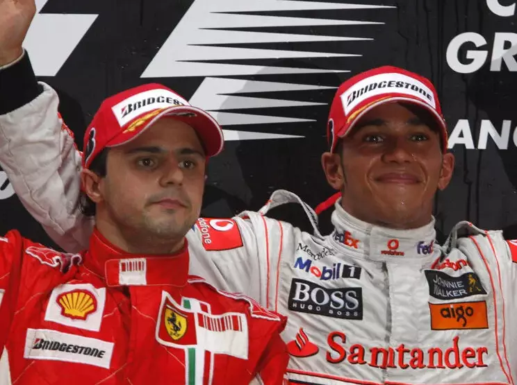 Felipe Massa, Lewis Hamilton, Kimi Räikkönen Foto zur News: Nach Ecclestone-Aussagen: Massa prüft Anfechtung des Formel-1-Titels 2008
