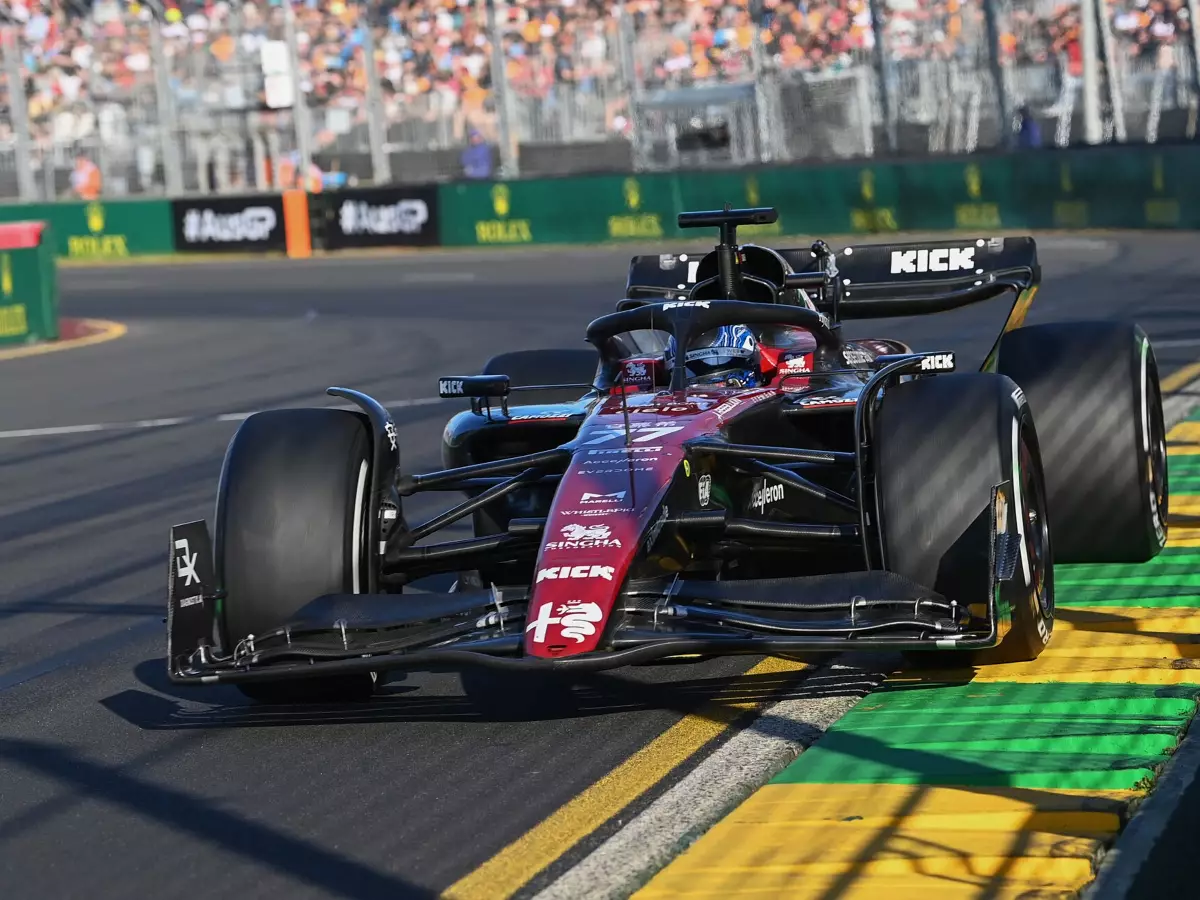 Valtteri Bottas im Alfa Romeo C43 beim Grand Prix von Australien 2023 Foto zur News: Valtteri Bottas: Uns fehlt eine halbe Sekunde - aber wir wissen nicht, wo