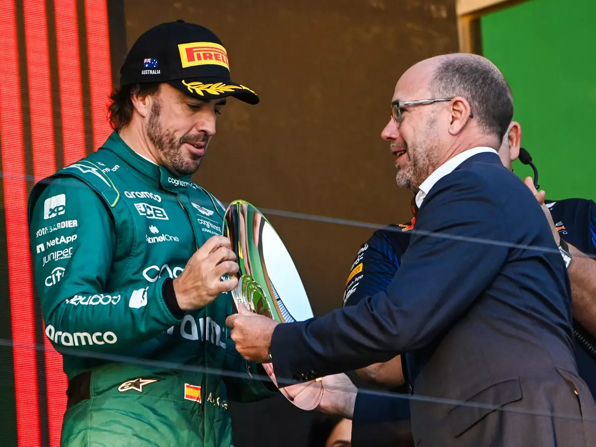 Fernando Alonso Foto zur News: Krack über Melbourne: Aston Martin bei "Achterbahnfahrt" im "Glück"