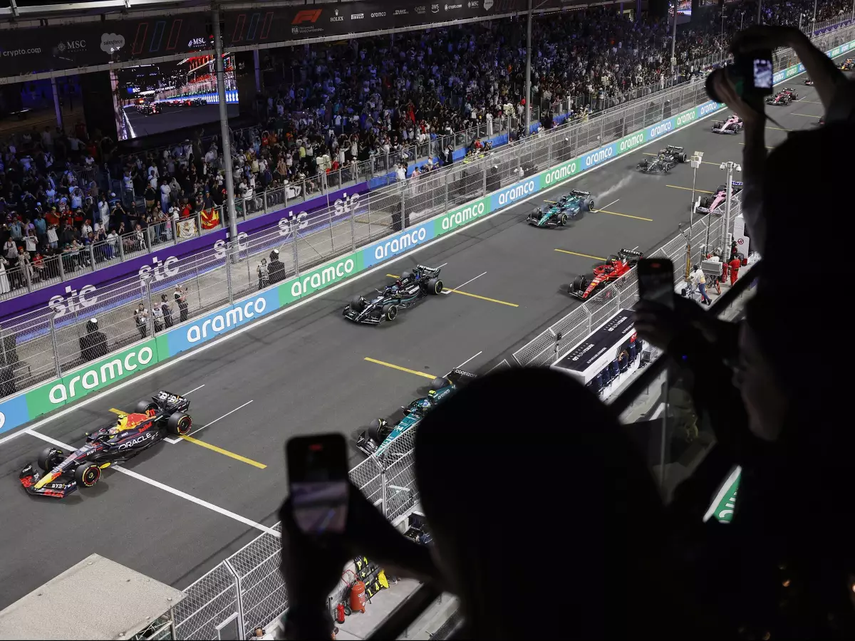 Fans verfolgen den Start beim Formel-1-Rennen in Saudi-Arabien 2023 Foto zur News: Domenicali: Neuen Formel-1-Fans ist die Red-Bull-Dominanz egal