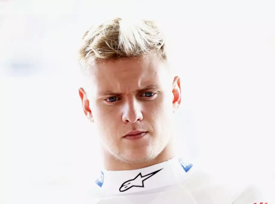 Mick Schumacher als Haas-Fahrer in der Formel-1-Saison 2022 mit nachdenklicher Miene Foto zur News: Steiner über Schumacher: Niemand sonst wirft das Auto in Auslaufrunde weg