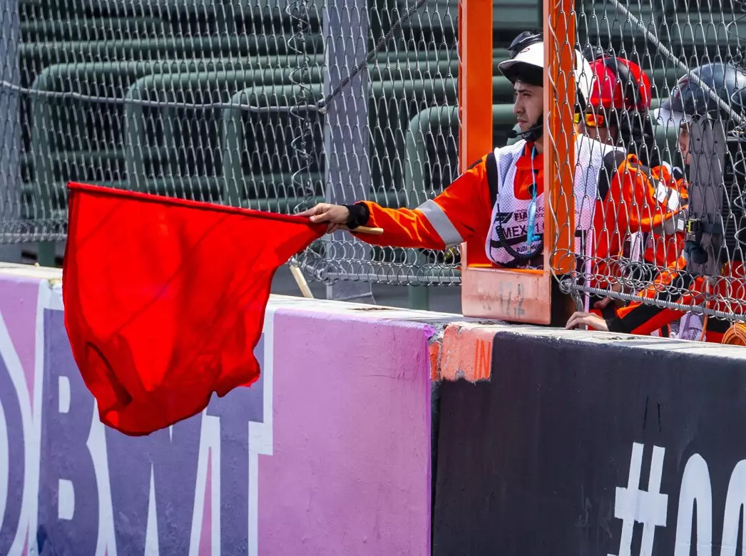 Ein Streckenposten hält eine rote Flagge Foto zur News: Toto Wolff: Rote Flaggen in der Formel 1 müssen nachvollziehbar sein