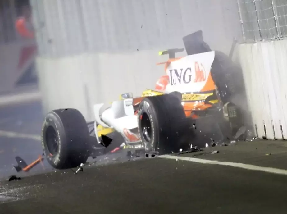Nelson Piquets Unfall beim Großen Preis von Singapur 2008 Foto zur News: Nelson Piquet über "Crashgate": Renault behandelte ihn "wie einen Hund"