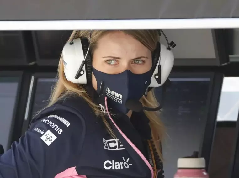 Bernadette Collins am Kommandostand von Racing Point Foto zur News: Strategie in der Formel 1: Was macht der Mensch, was der Computer?