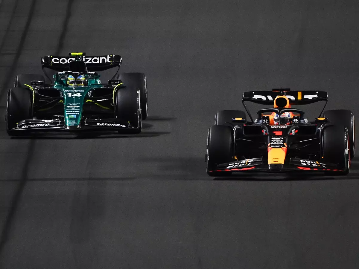 Fernando Alonso im Aston Martin AMR23 und Max Verstappen im Red Bull RB19 Foto zur News: Formel-1-Technik: Warum der Aston Martin AMR23 keine Red-Bull-Kopie ist