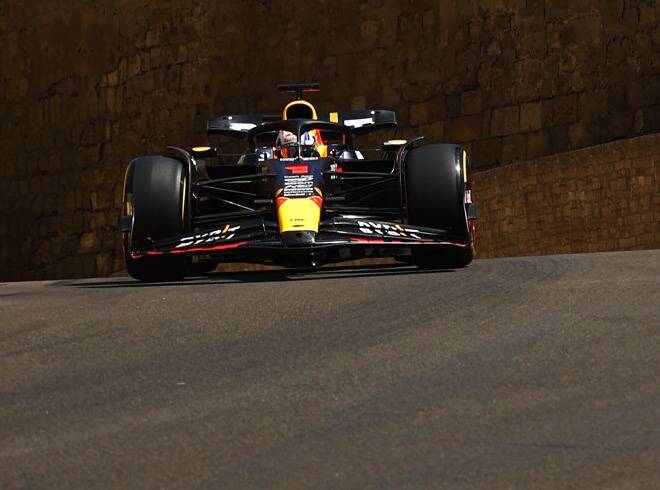 Foto zur News: F1-Training Baku: Leclerc ist Verstappen dicht auf den Fersen