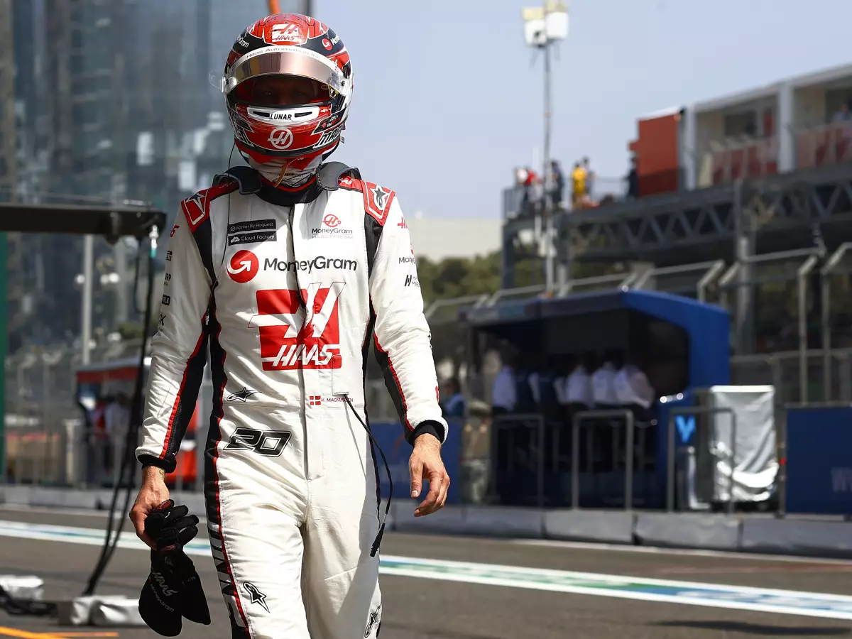 Kevin Magnussen (Haas) läuft nach einem Defekt beim Training zum Formel-1-Rennen in Baku 2023 zurück an die Box Foto zur News: P17/18: Hülkenberg mit Fehlern, Magnussen von Technik gebremst