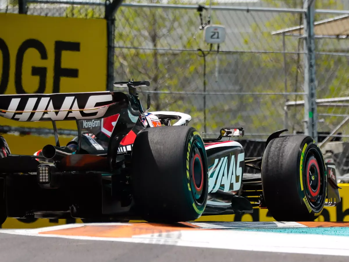 Kevin Magnussen im Haas VF-23 im Training zum Rennen in Miami 2023 Foto zur News: Was sich Haas beim Heimrennen vom neuen Unterboden verspricht