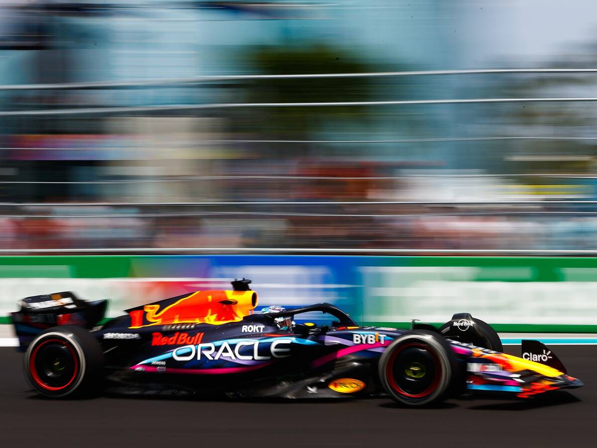 Foto zur News: F1-Freitagstraining: Leclerc crasht, Verstappen fängt Mercedes ab
