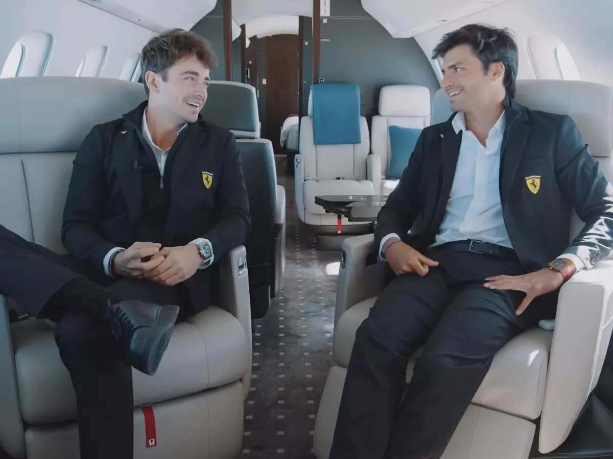 Charles Leclerc und Carlos Sainz im Privatjet Foto zur News: Greenpeace kritisiert die Formel 1: Kalender und Privatjets nicht zeitgemäß