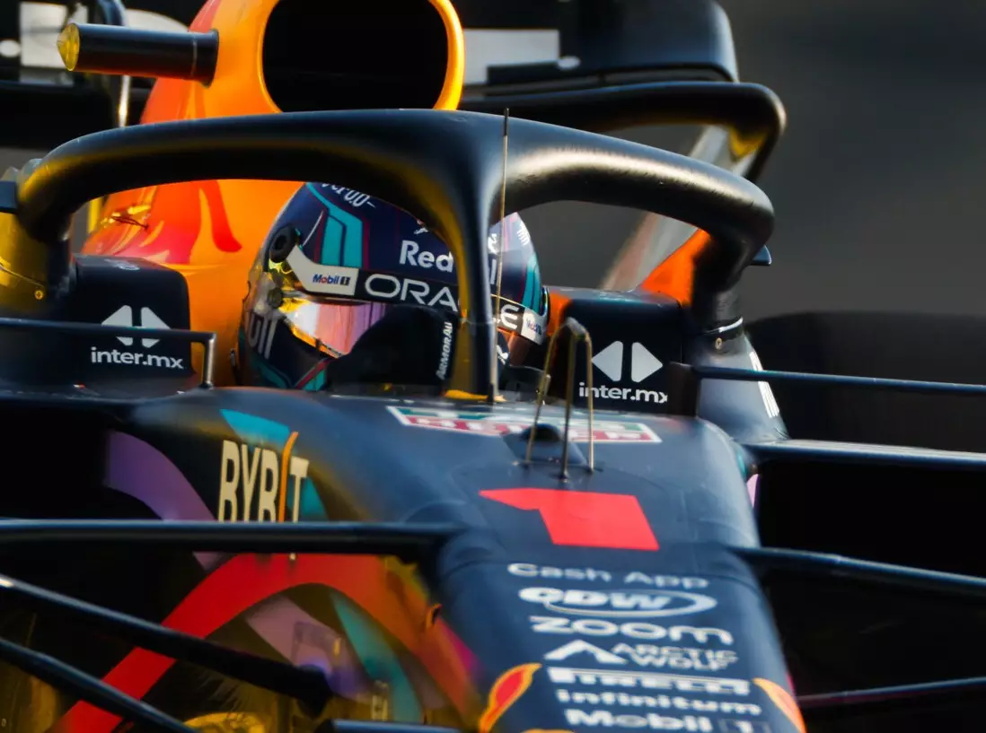 Max Verstappen Foto zur News: Max Verstappens Probleme mit neuer Kopfstütze von Kabel verursacht