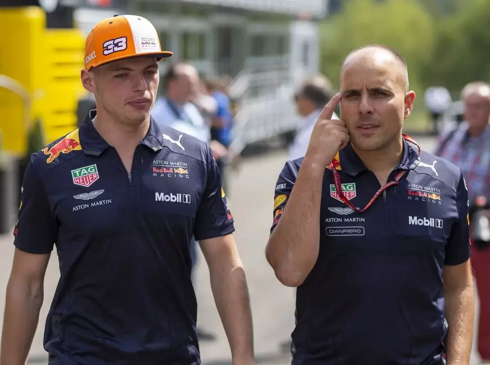 Max Verstappen mit seinem Renningenieur bei Red Bull, Gianpiero Lambiase, in der Saison 2018 Foto zur News: Renningenieur faucht: "Max, du konzentrierst dich bitte aufs Fahren!"