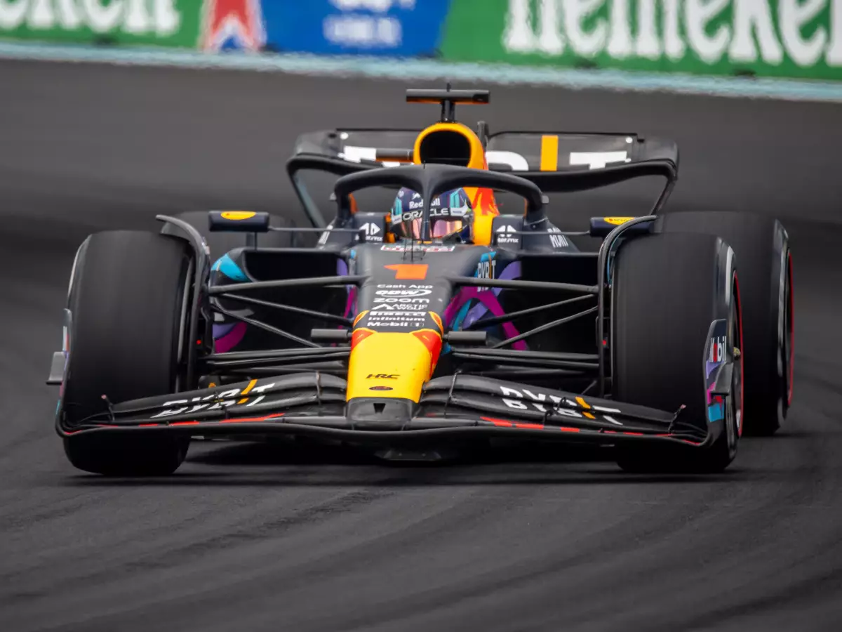Wie mit aktivem Fahrwerk: Die geringe Neigung des Red Bull RB19 selbst in schnellen Kurven verblüfft Foto zur News: Vergesst das "Wunder-DRS": Wo der Red Bull RB19 wirklich brilliert