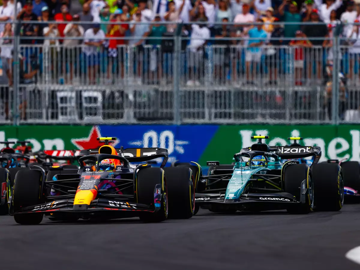 Sergio Perez, Fernando Alonso Foto zur News: Aston Martin: Red Bull hat länger am Konzept gearbeitet als wir