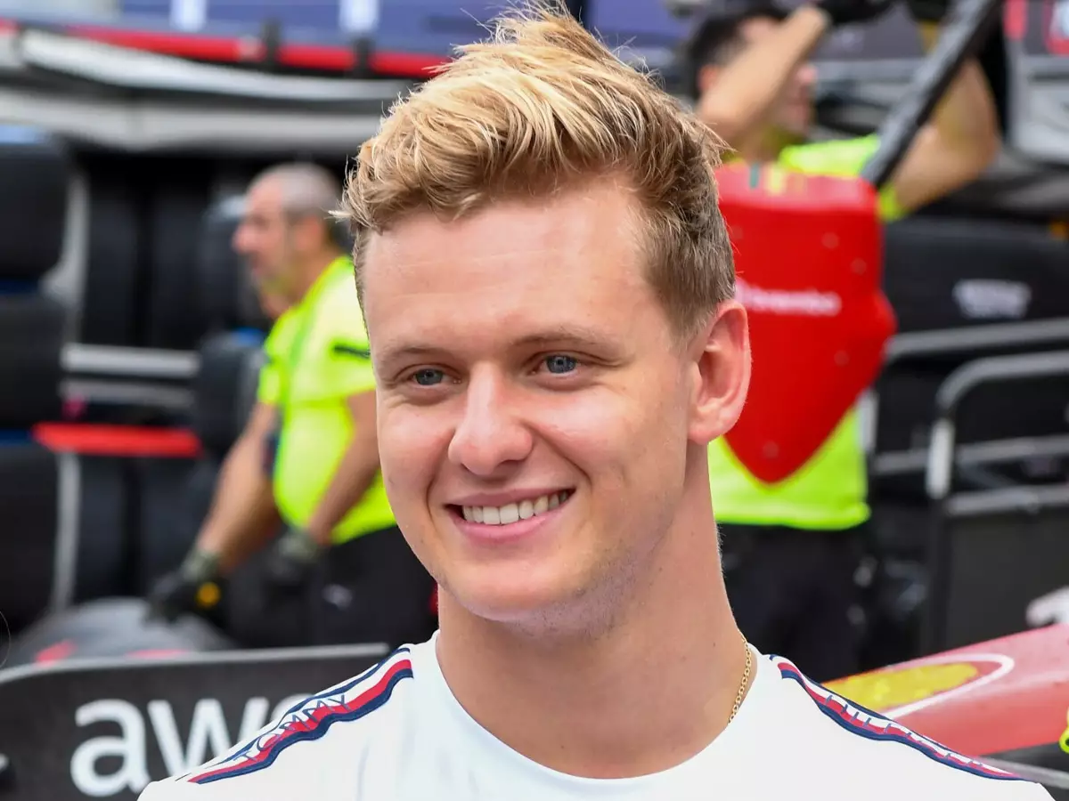 Foto zur News: Medienbericht: Mick Schumacher testet erstmals den Mercedes W14