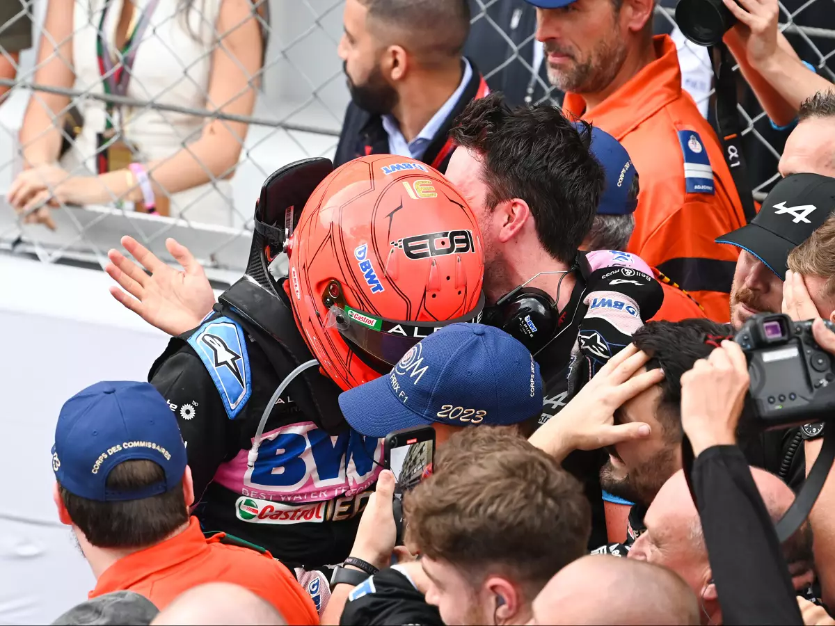 Esteban Ocon (Alpine) jubelt nach dem Formel-1-Rennen von Monaco 2023 mit seiner Crew Foto zur News: Gasly: Monaco nimmt Alpine-Mitarbeitern Last von ihren Schultern