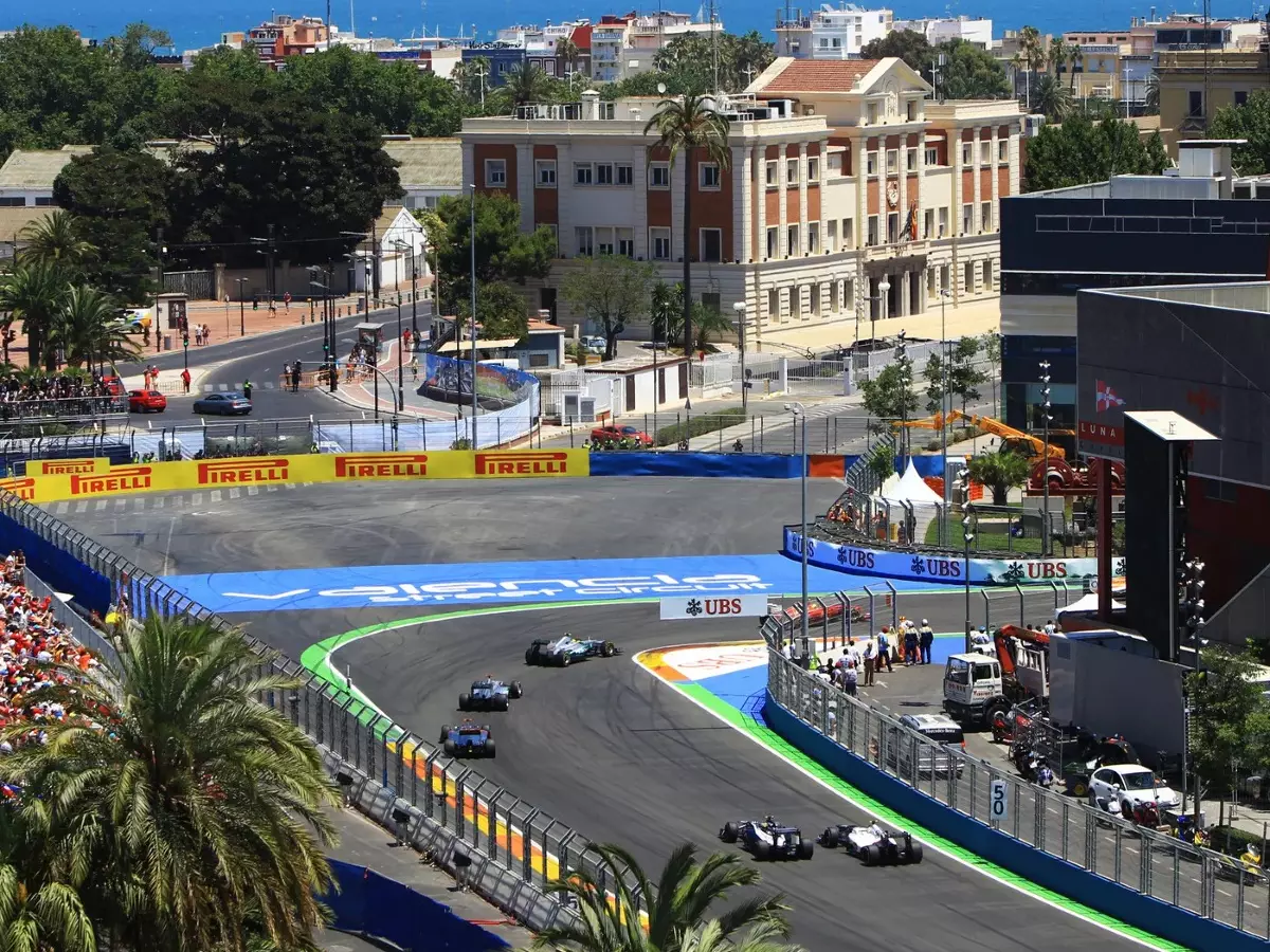 Beeindruckende Kulisse, erbärmliche Strecke: Der Valencia-Grand-Prix kam bei den Fahrern nicht sonderlich gut an Foto zur News: Hamilton über Madrid-Gerüchte: Solange es nicht wird wie Valencia ...