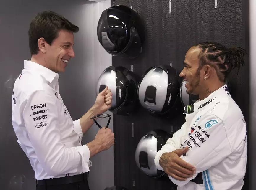 Mercedes-Teamchef Toto Wolff und Lewis Hamilton Foto zur News: Wolff: Neuer Hamilton-Vertrag "eher eine Frage von Tagen als Wochen"