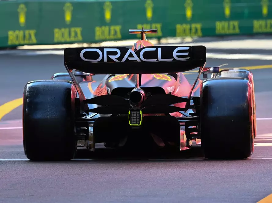 Red Bull hat seinen neuen Übergang vom Unterboden zum Diffusor bei Williams abgekupfert Foto zur News: Formel-1-Technik: Auch Red Bull kupfert ab - bei Williams!
