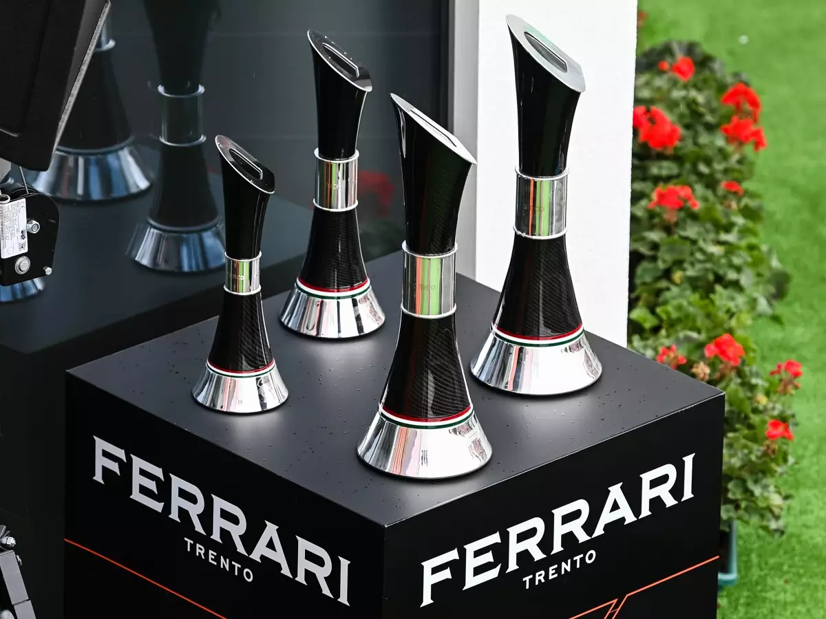 Die nicht vergebenen Pokale und weitere Preise haben den Emilia-Romagna-Opfern einen sechsstelligen Spendenbetrag eingebracht Foto zur News: Formel 1 sammelt fast 290.000 Euro für Emilia-Romagna-Opfer