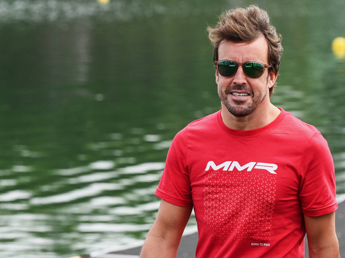 Foto zur News: Fernando Alonso: Doppelpodium für Aston Martin "aggressives Ziel"