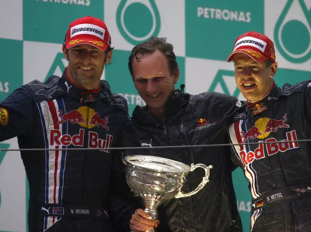 Mark Webber, Christian Horner, Sebastian Vettel Foto zur News: Christian Horner: Waren auch mit einem einzigen Sieg zufrieden