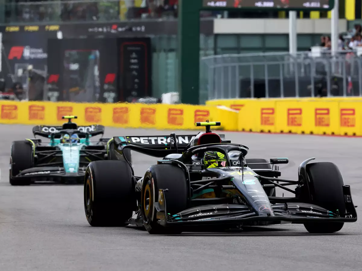 Lewis Hamilton (Mercedes W14) vor Fernando Alonso (Aston Martin AMR23) beim Formel-1-Rennen in Kanada 2023 Foto zur News: Mercedes optimistisch: Nächste Rennen noch besser als Kanada?